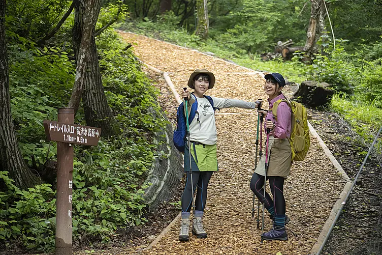 トレイルを歩く２人の女性