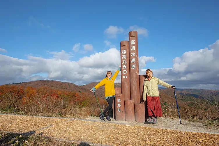 頂上看板と二人の女性