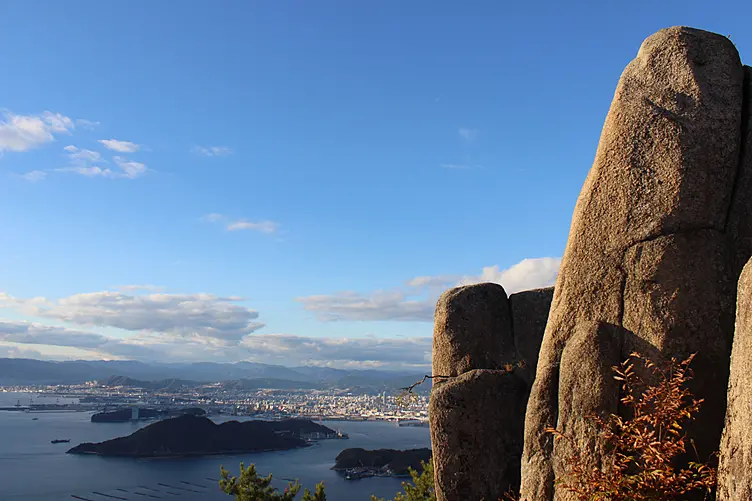 天狗岩と眼下に広がる海
