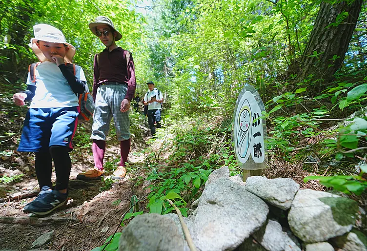 登山道を歩く親子