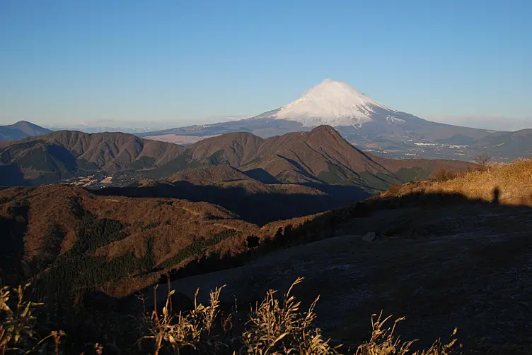 山々のバックにそびえる富士山