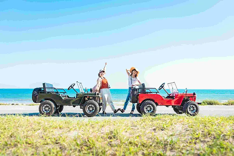 ネクストクルーザー（電動EVミニカー）と2人の女性