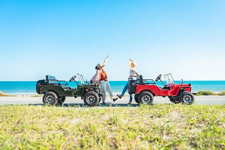 ネクストクルーザー（電動EVミニカー）と2人の女性