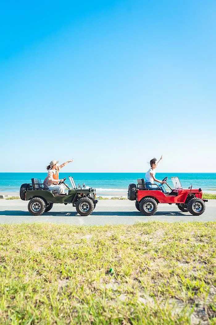 2人の女性がネクストクルーザー（電動EVミニカー）が運転している