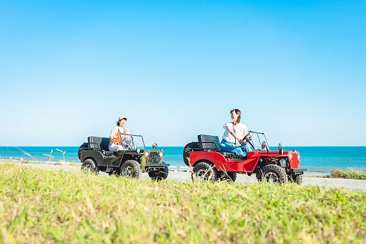2人の女性がネクストクルーザー（電動EVミニカー）が運転している