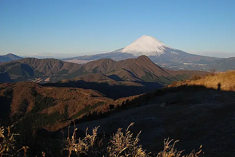 山々のバックのそびえる富士山