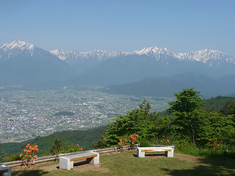 山頂のベンチに座ってゆっくり絶景を楽しんで