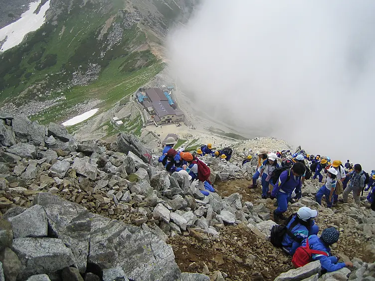一ノ越から雄山山頂に向かう生徒