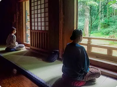 畳の上で瞑想をする人ふたり