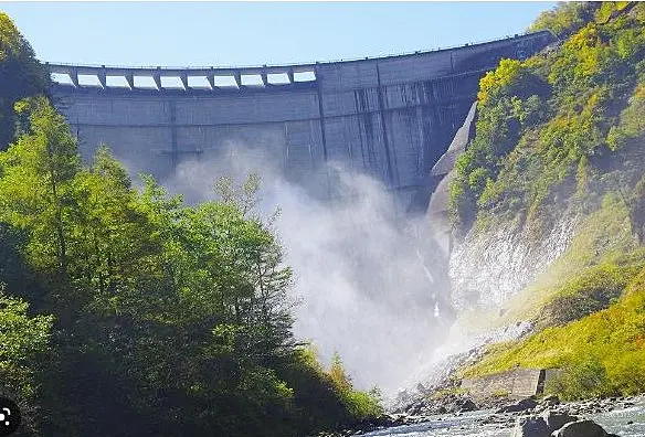 黒部ダムの真下から