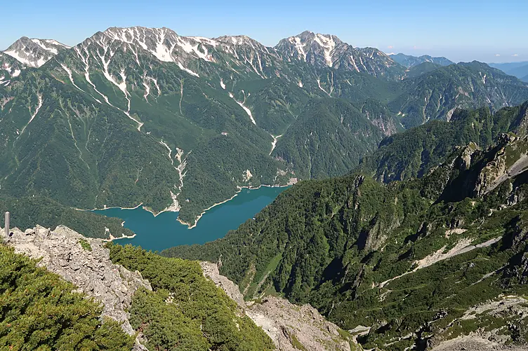 針ノ木岳山頂から見る黒部湖と立山連峰