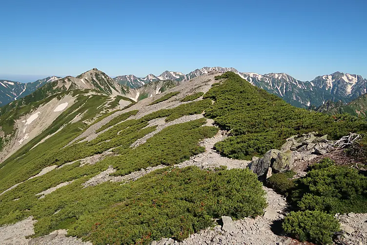 蓮華岳山頂付近のなだらかな稜線