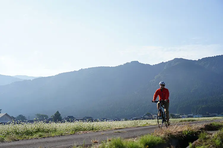 男性が田園風景の中を走る