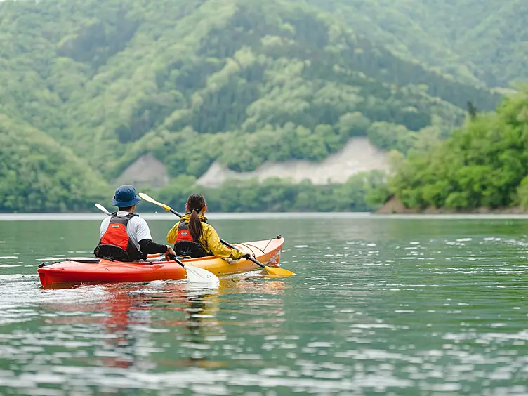 2人乗りのカヤックで九頭竜湖を巡る
