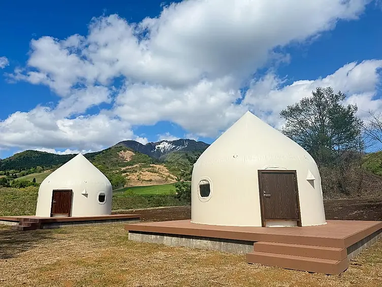 雪の中でも宿泊できるインスタントハウス