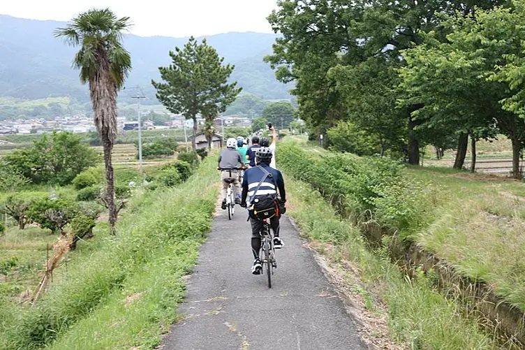 田園の間を自転車で走る人々
