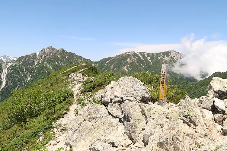 七倉岳山頂から望む劔岳と立山連峰