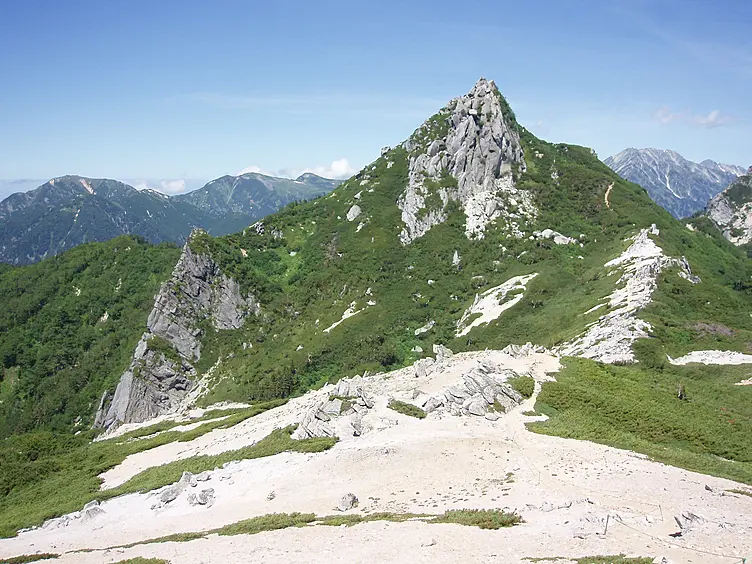 尖った形の烏帽子岳