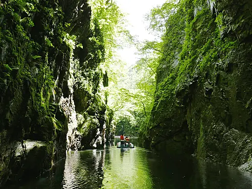 断崖絶壁が織りなす秘境・三淵渓谷をボートで進む