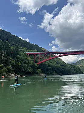 初湯川大橋付近でSUPを楽しむ風景