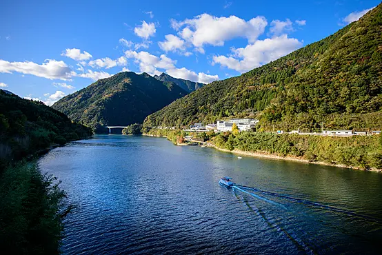 雄大な景色を遊覧船の目線から感じよう
