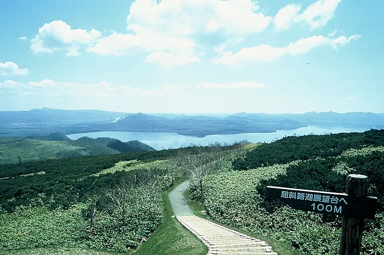 湖と山に続く道と展望台の案内標識