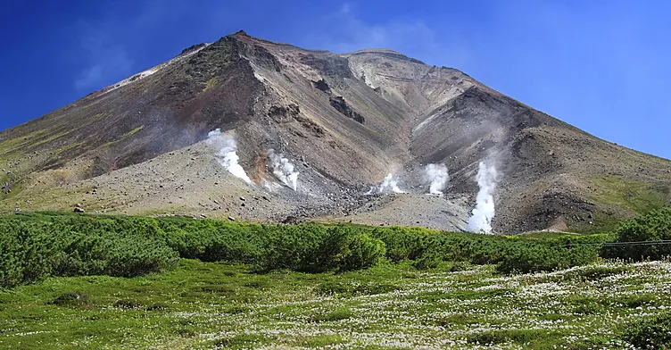 噴煙を上げる山