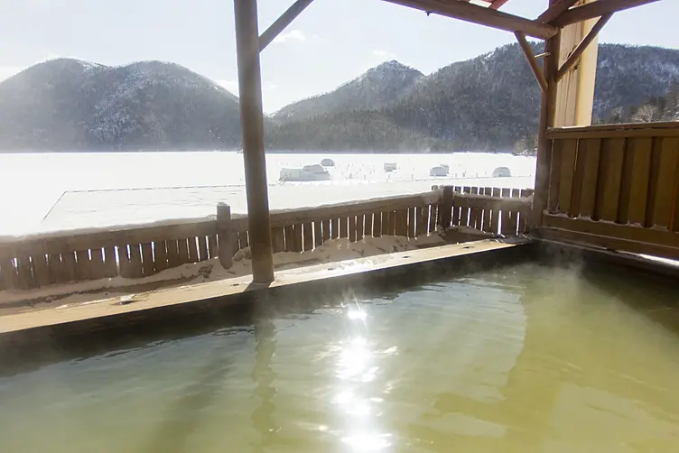 露天風呂から望む雪山の風景