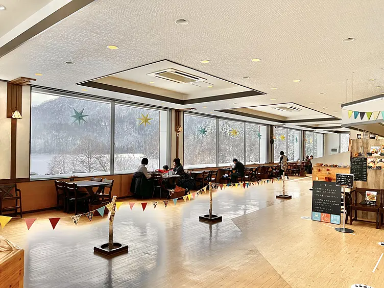 雪景色を望む窓際のカフェスペース