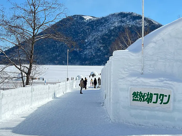 凍った湖の上に並ぶかまくら