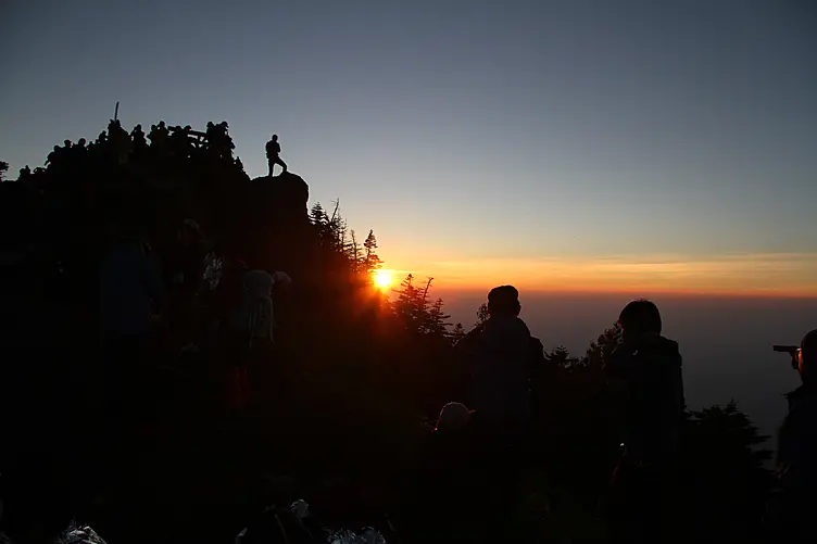 朝日に照らされる山頂
