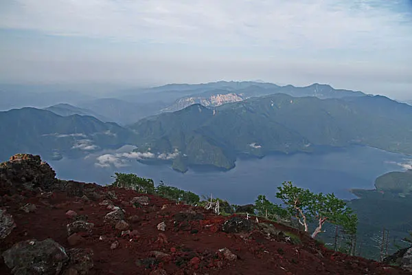 山頂から中禅寺湖をのぞむ