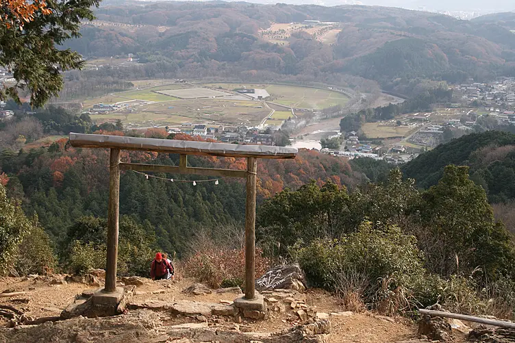 山頂付近の鳥居から巾着田をのぞむ