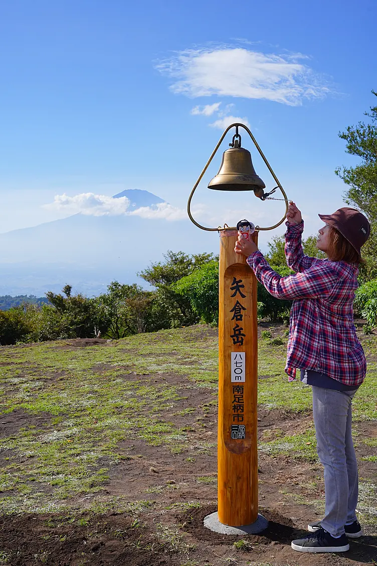 山頂標識と女性