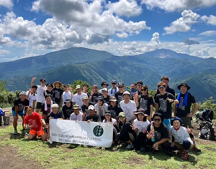 山頂で記念撮影をする人々