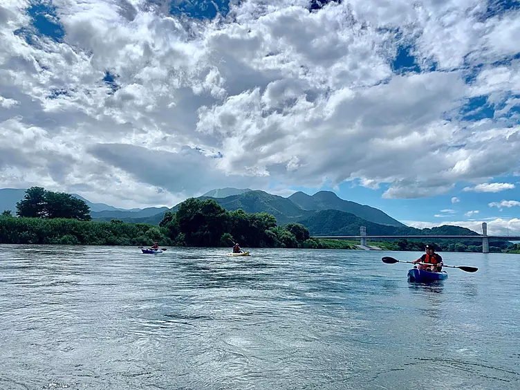 千曲川の雄大な流れをカヌーで下る