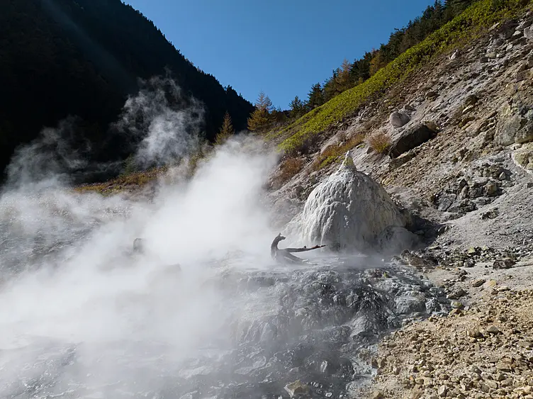 温泉の沈殿物が堆積した小さな火山のような形の「噴湯丘」