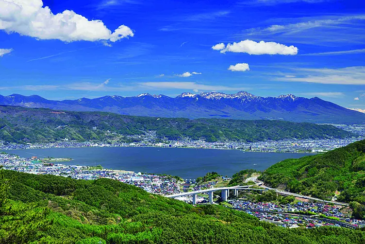 諏訪湖の奥に広がる八ヶ岳連峰