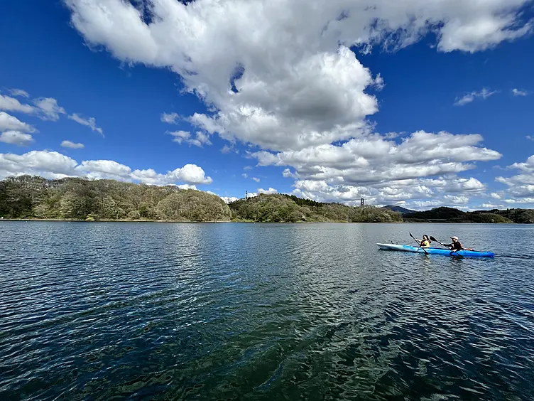 雄大な湖をカヤックで楽しむ