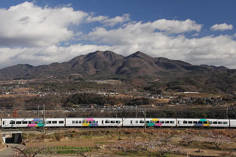 茅ヶ岳と手前を走る電車