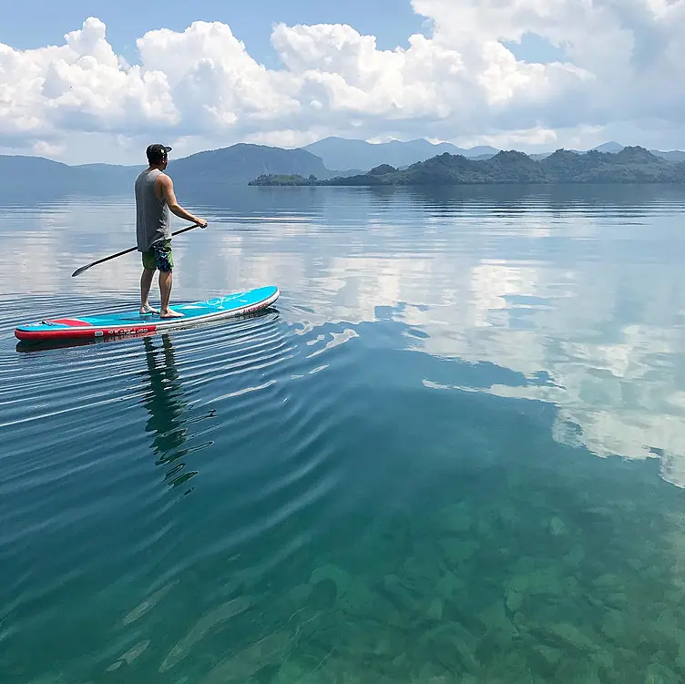 湖でSUPを漕ぐ人