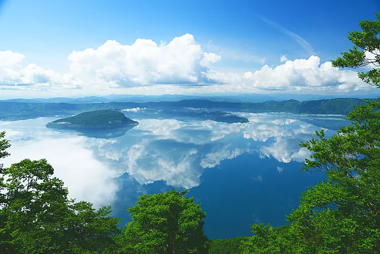 湖面に青空が写る湖