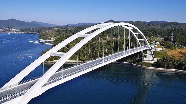 海にかかる白い橋