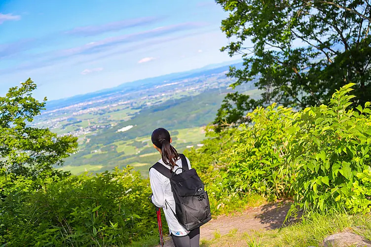 登山をする女性