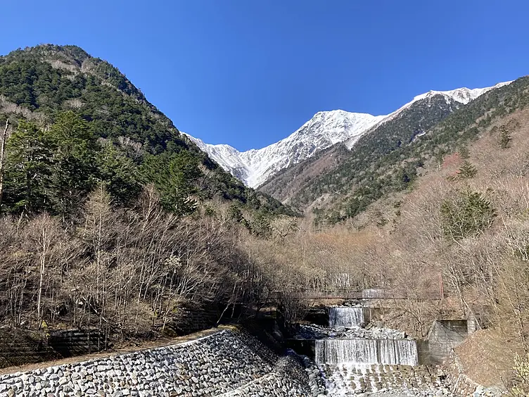 広河原からのぞむ残雪の北岳