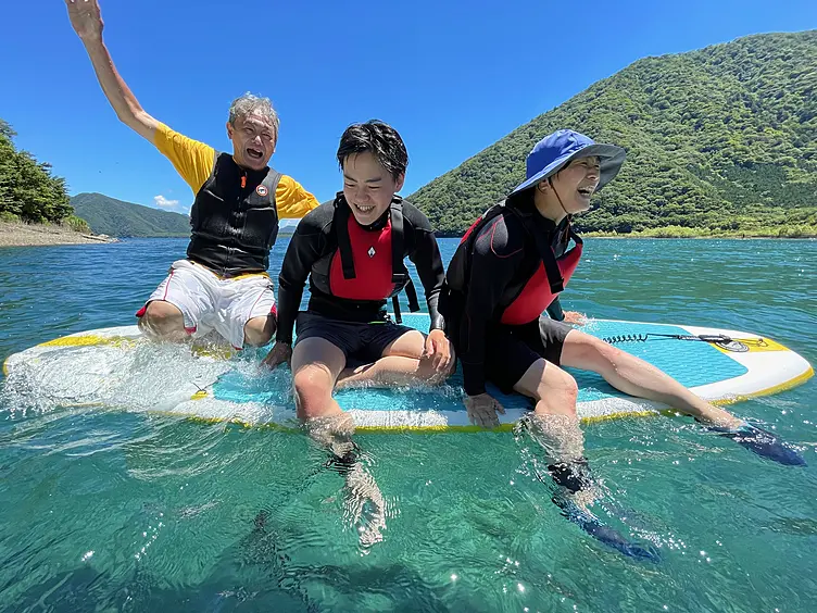 湖でSUPを楽しむ人たち