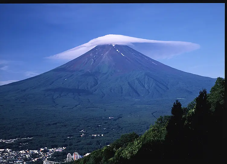 雲のかかった富士山