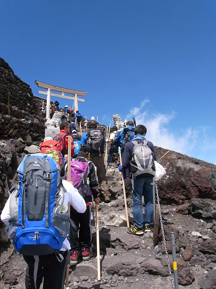 富士山頂上に向かう登山者の後ろ姿