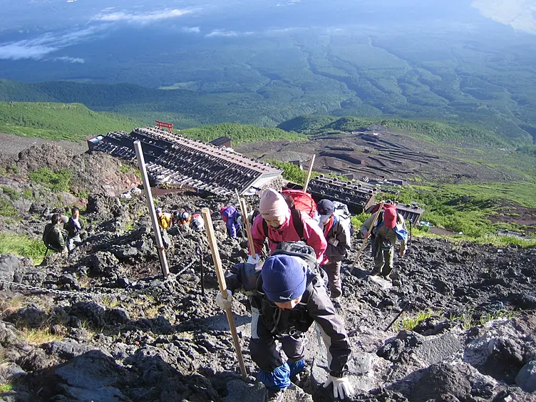 吉田口を登る登山者の様子