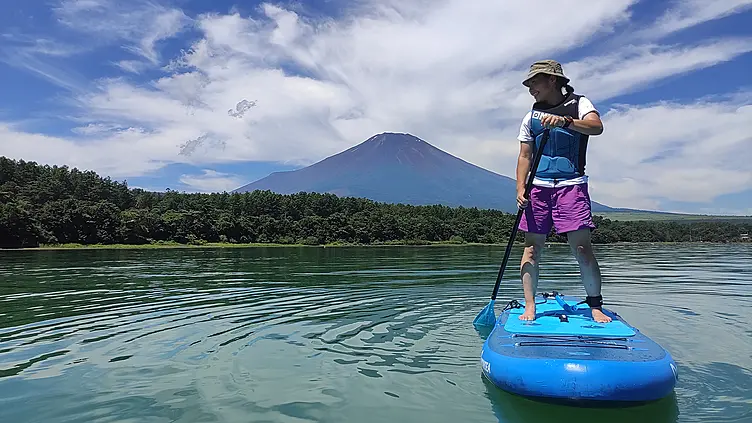 湖でSUPを楽しむ女性